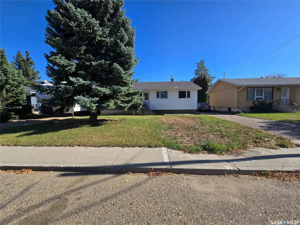 719 3rd Street E Assiniboia SK S0H 0B0
