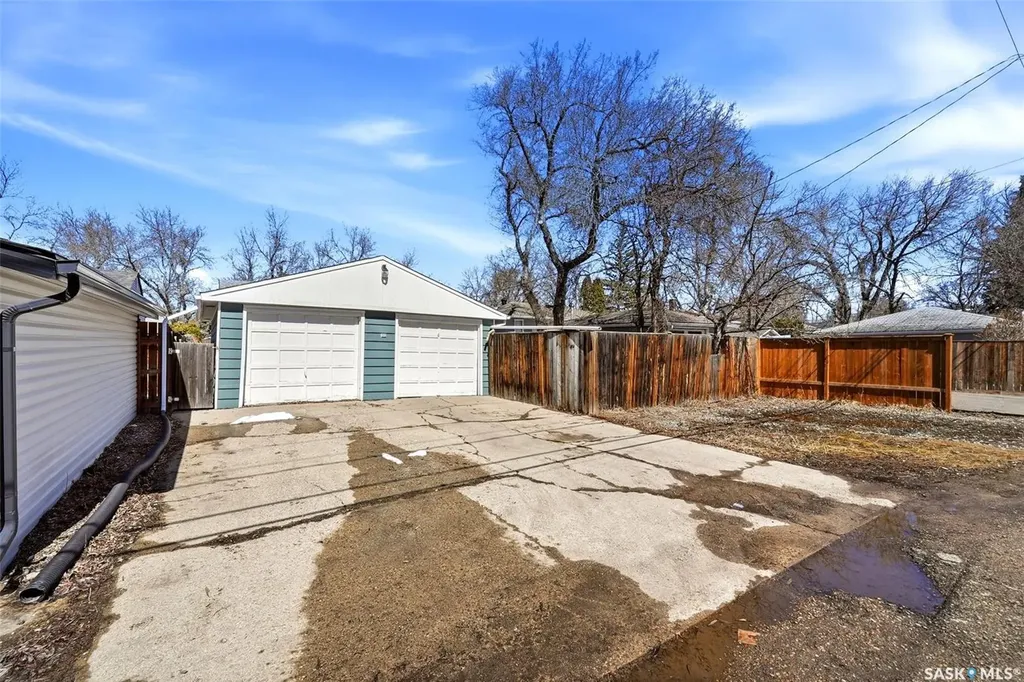 3039 Assiniboine Avenue Regina SK S4S 1E2