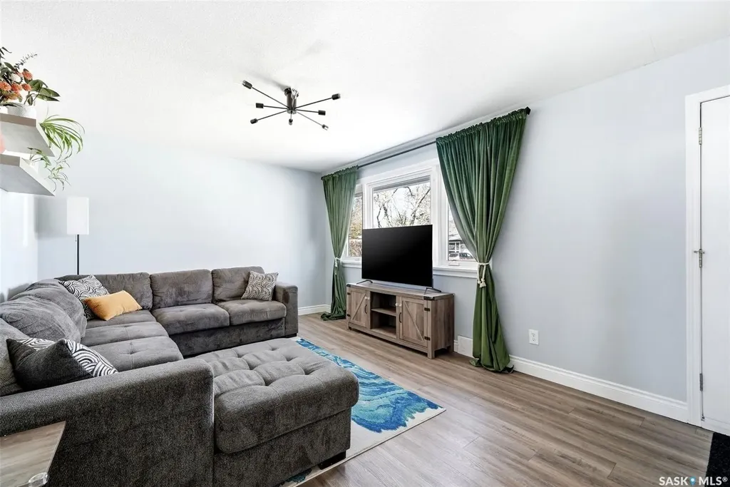 3039 Assiniboine Avenue Regina SK S4S 1E2