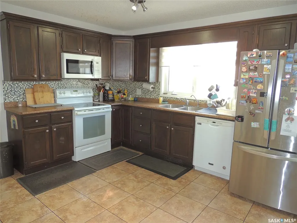 421 Maple Bay Estevan SK S4A 2E6