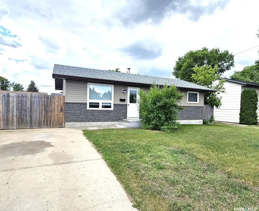 1511 Glendale Street Moose Jaw SK S6H 7B3
