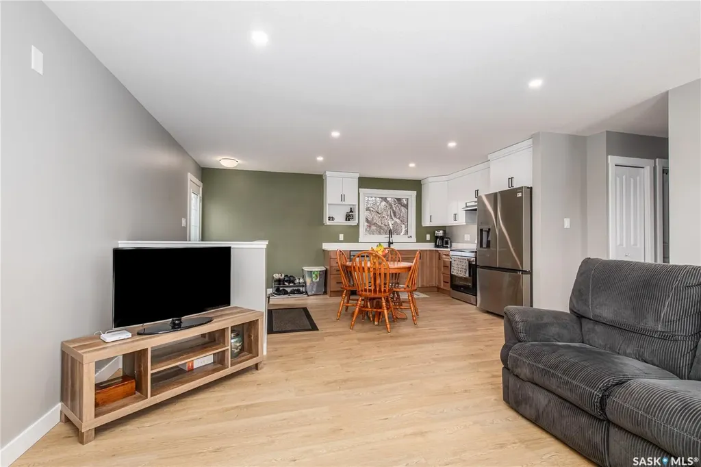 1511 Glendale Street Moose Jaw SK S6H 7B3