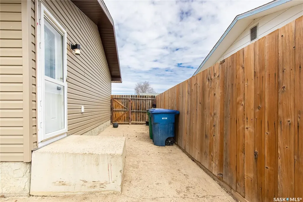 1511 Glendale Street Moose Jaw SK S6H 7B3