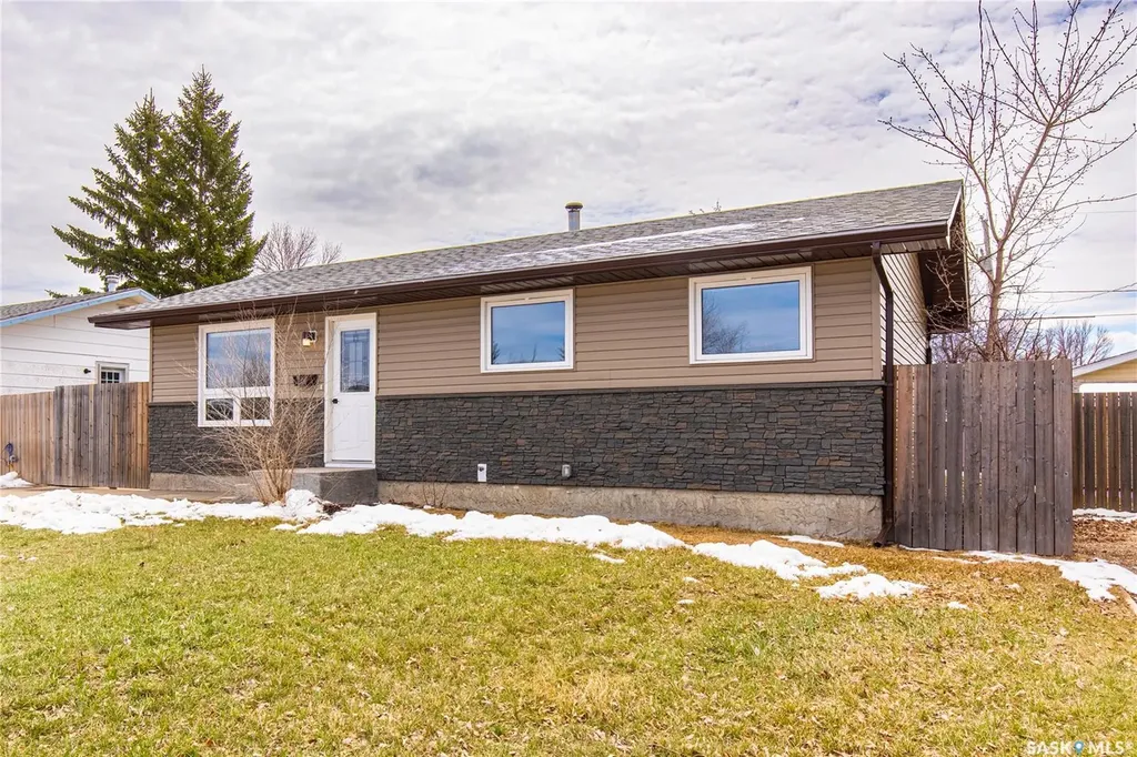 1511 Glendale Street Moose Jaw SK S6H 7B3