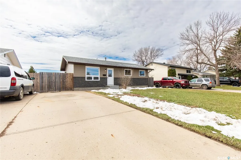 1511 Glendale Street Moose Jaw SK S6H 7B3