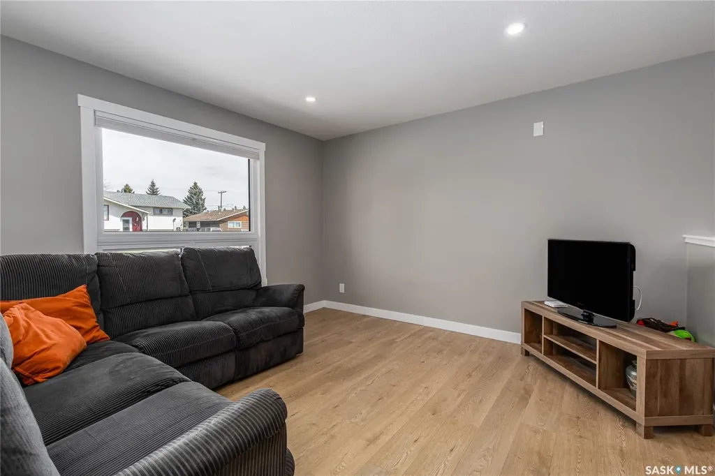 1511 Glendale Street Moose Jaw SK S6H 7B3