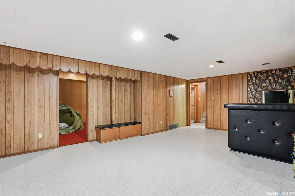 1117 Elevator Road Saskatoon SK S7M 3X1