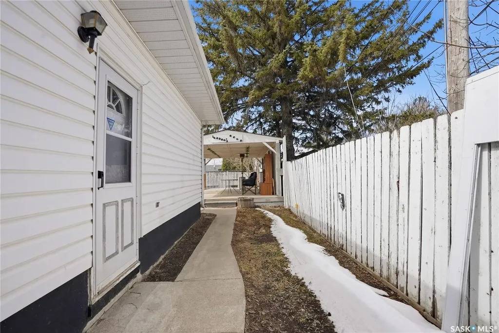 1117 Elevator Road Saskatoon SK S7M 3X1