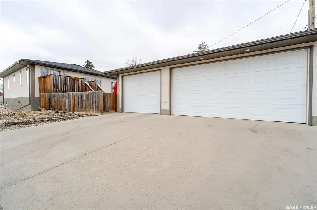 805 4th Avenue NW Moose Jaw SK S6H 3W8