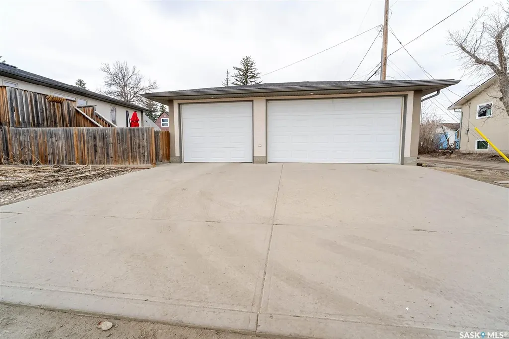 805 4th Avenue NW Moose Jaw SK S6H 3W8
