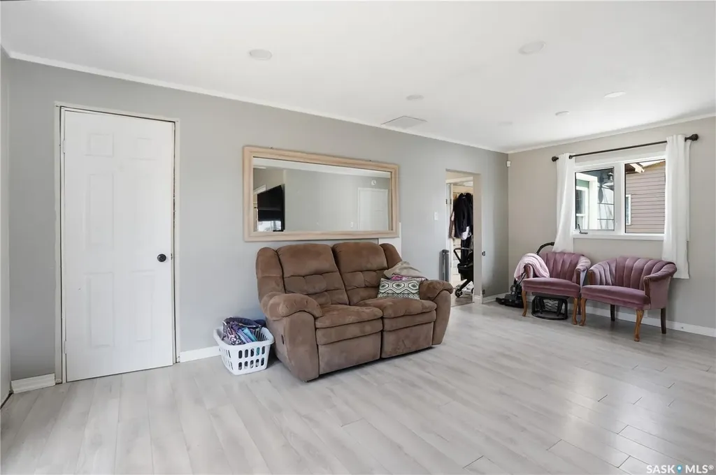 56 Iroquois Street W Moose Jaw SK S6H 5A5