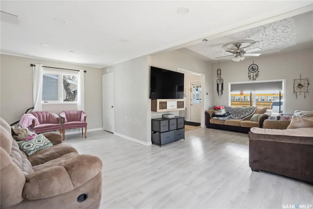 56 Iroquois Street W Moose Jaw SK S6H 5A5