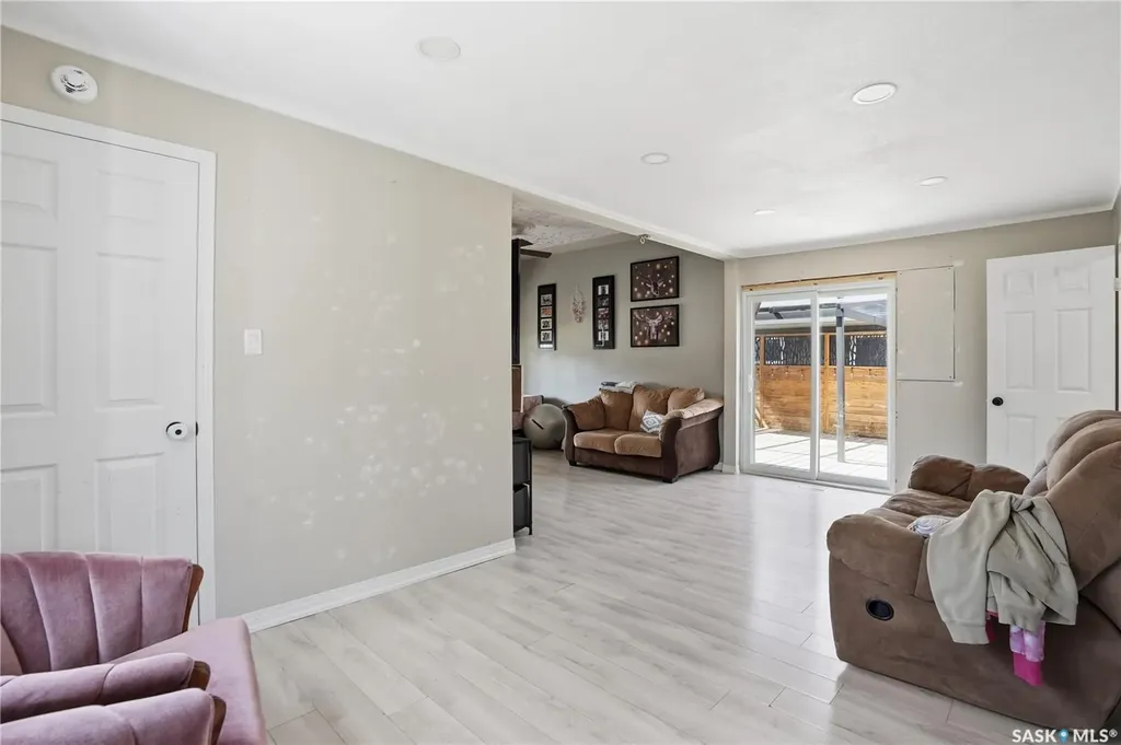56 Iroquois Street W Moose Jaw SK S6H 5A5