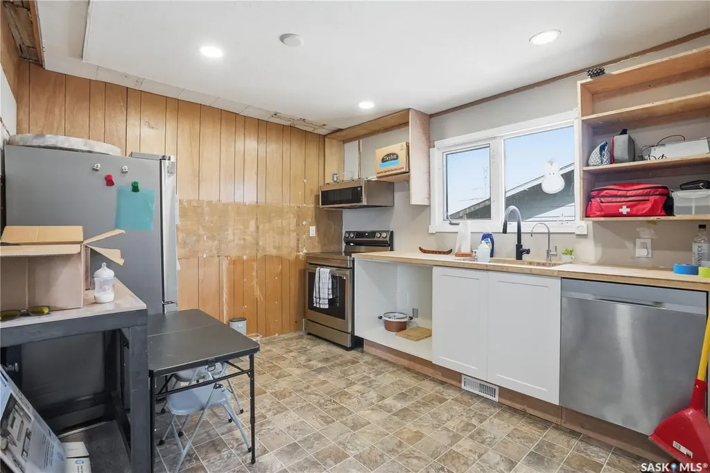 56 Iroquois Street W Moose Jaw SK S6H 5A5