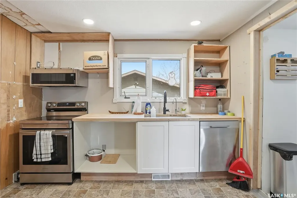 56 Iroquois Street W Moose Jaw SK S6H 5A5