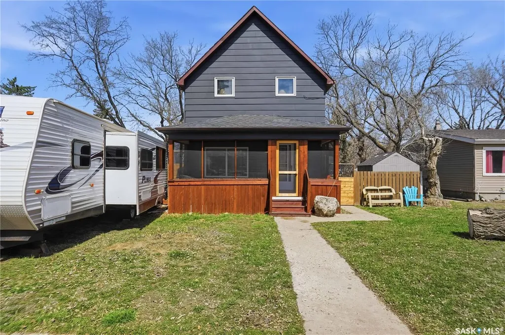 56 Iroquois Street W Moose Jaw SK S6H 5A5