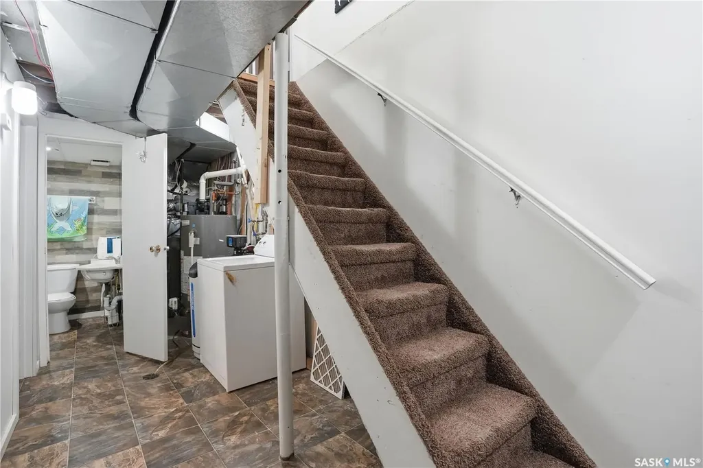 56 Iroquois Street W Moose Jaw SK S6H 5A5