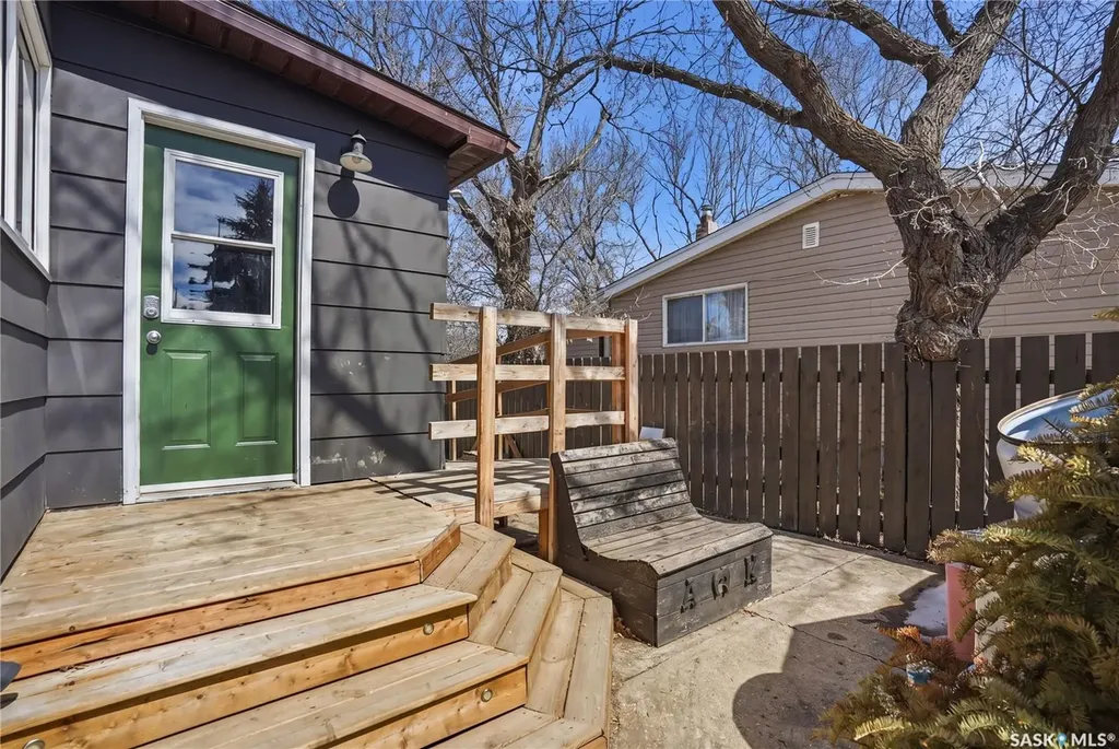 56 Iroquois Street W Moose Jaw SK S6H 5A5
