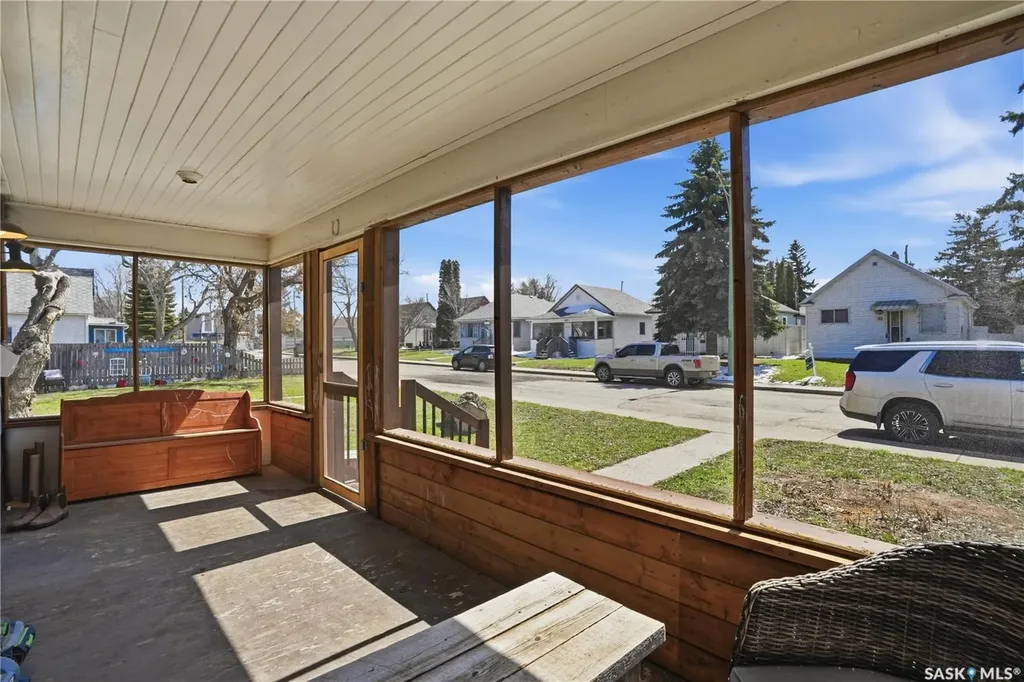 56 Iroquois Street W Moose Jaw SK S6H 5A5