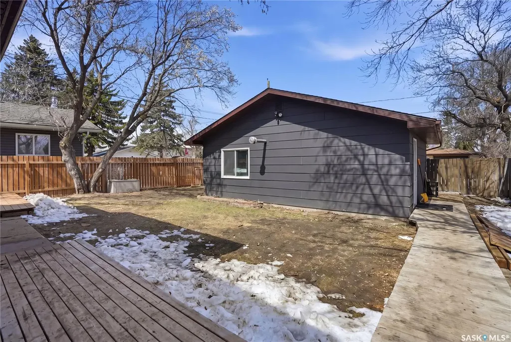 56 Iroquois Street W Moose Jaw SK S6H 5A5