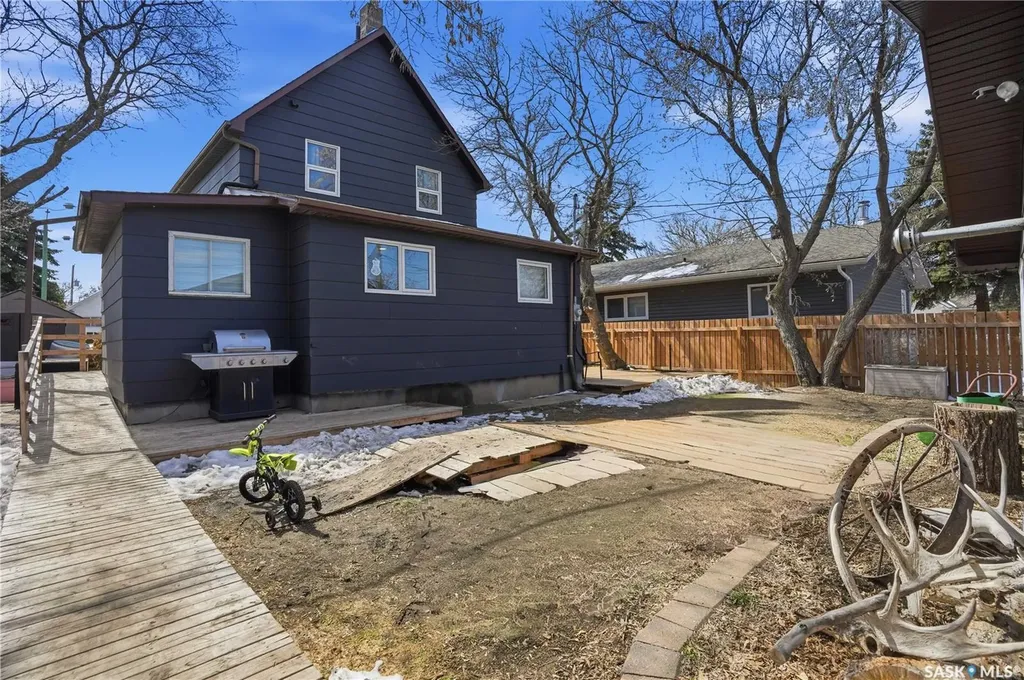 56 Iroquois Street W Moose Jaw SK S6H 5A5