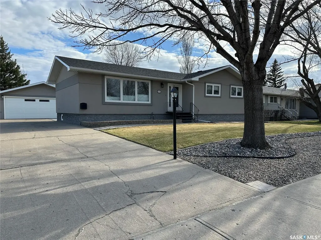 606 Staveley Crescent Weyburn SK S4H 2T6