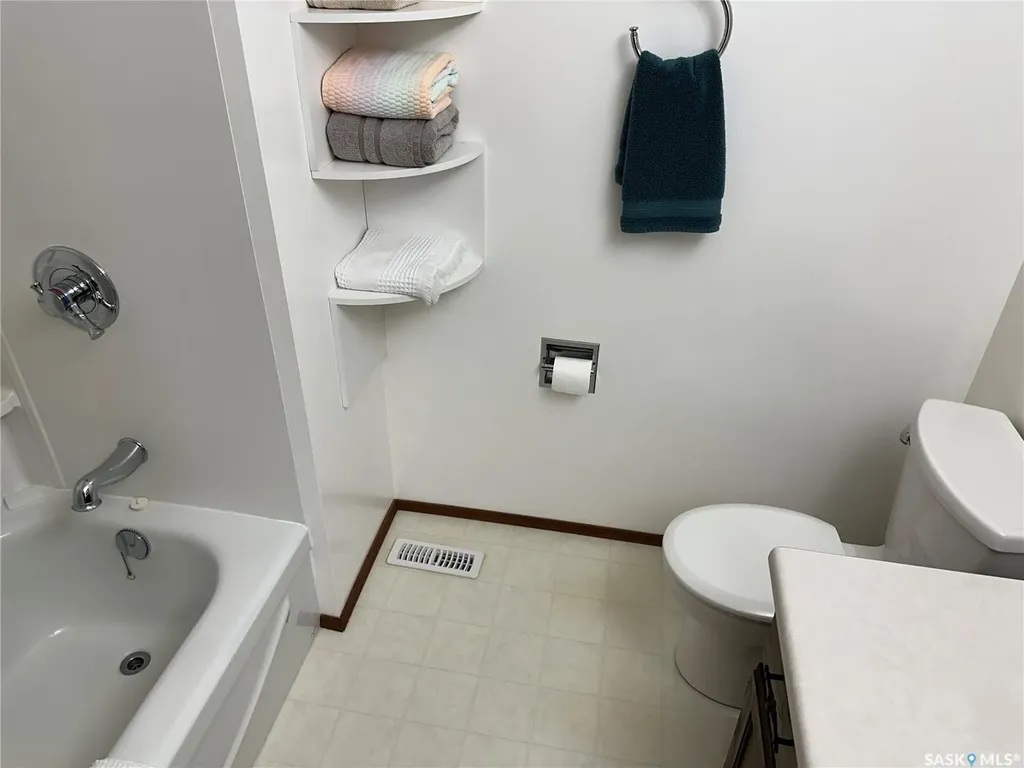 606 Staveley Crescent Weyburn SK S4H 2T6