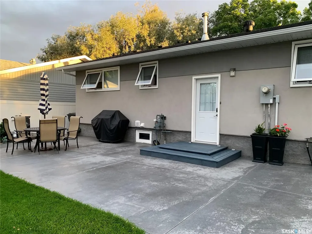 606 Staveley Crescent Weyburn SK S4H 2T6