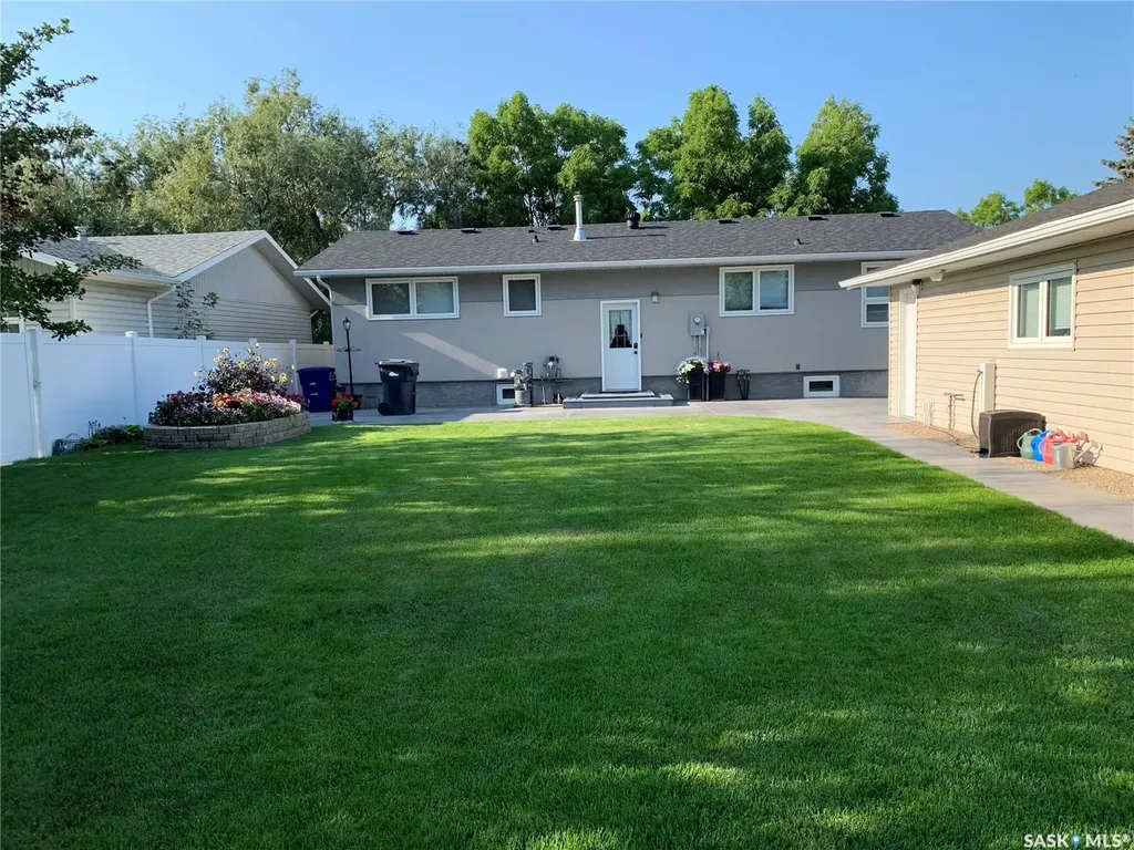 606 Staveley Crescent Weyburn SK S4H 2T6