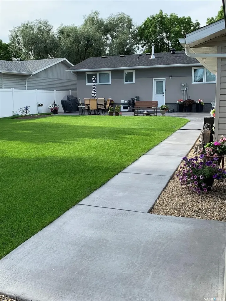 606 Staveley Crescent Weyburn SK S4H 2T6