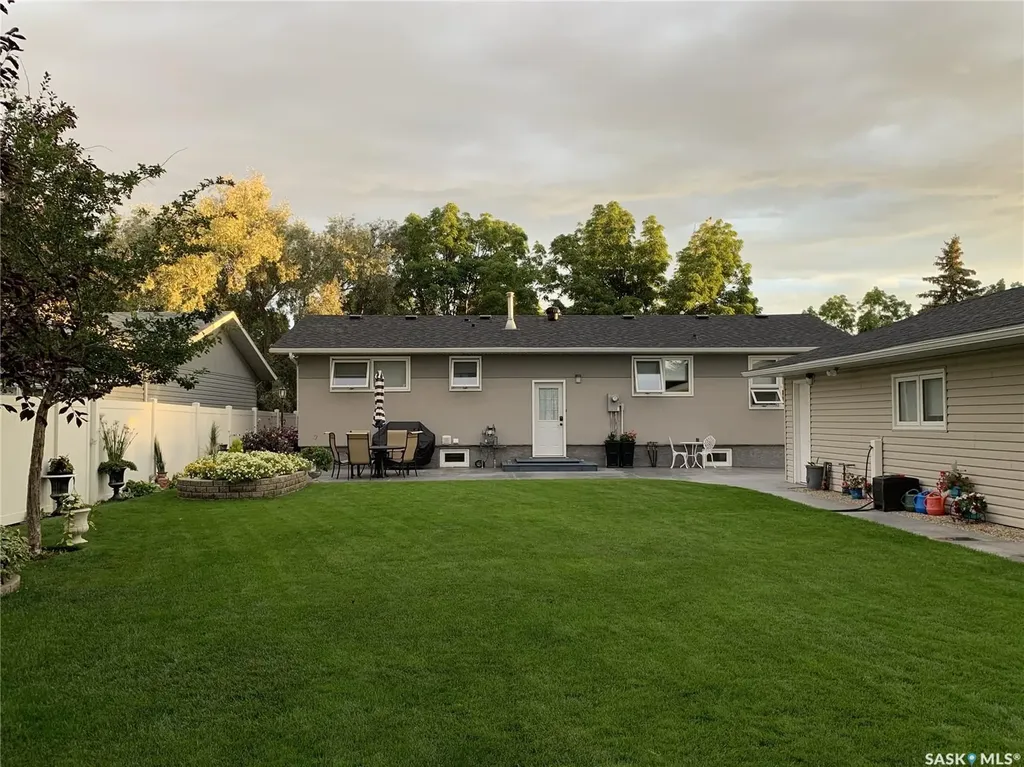 606 Staveley Crescent Weyburn SK S4H 2T6