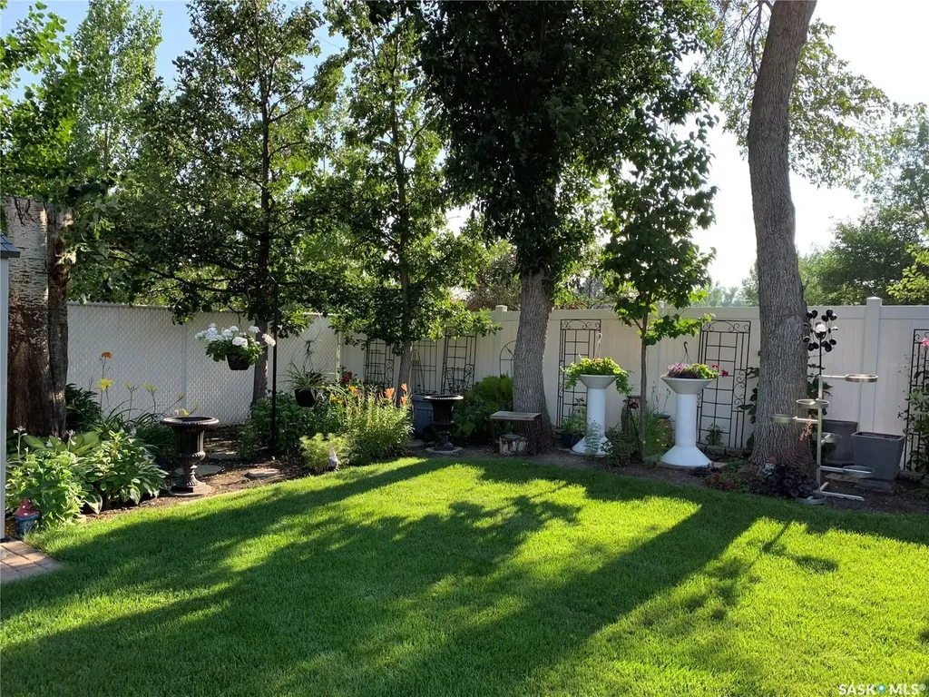 606 Staveley Crescent Weyburn SK S4H 2T6