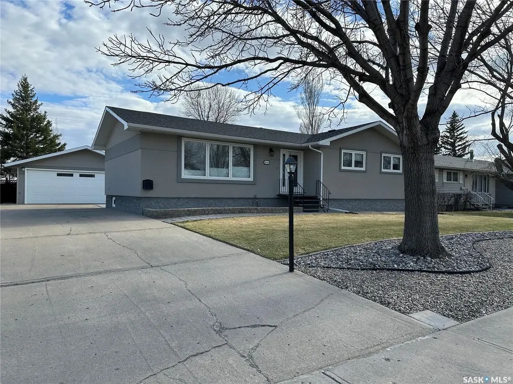 606 Staveley Crescent Weyburn SK S4H 2T6