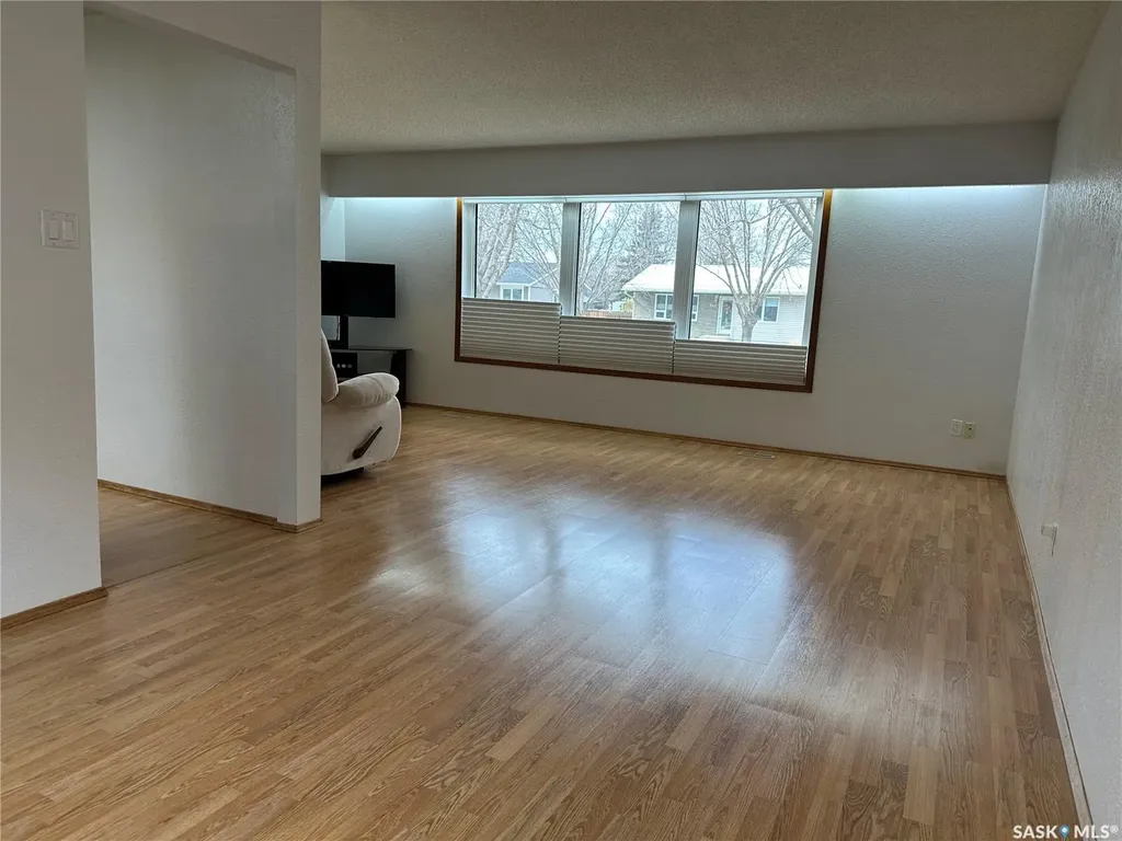 606 Staveley Crescent Weyburn SK S4H 2T6