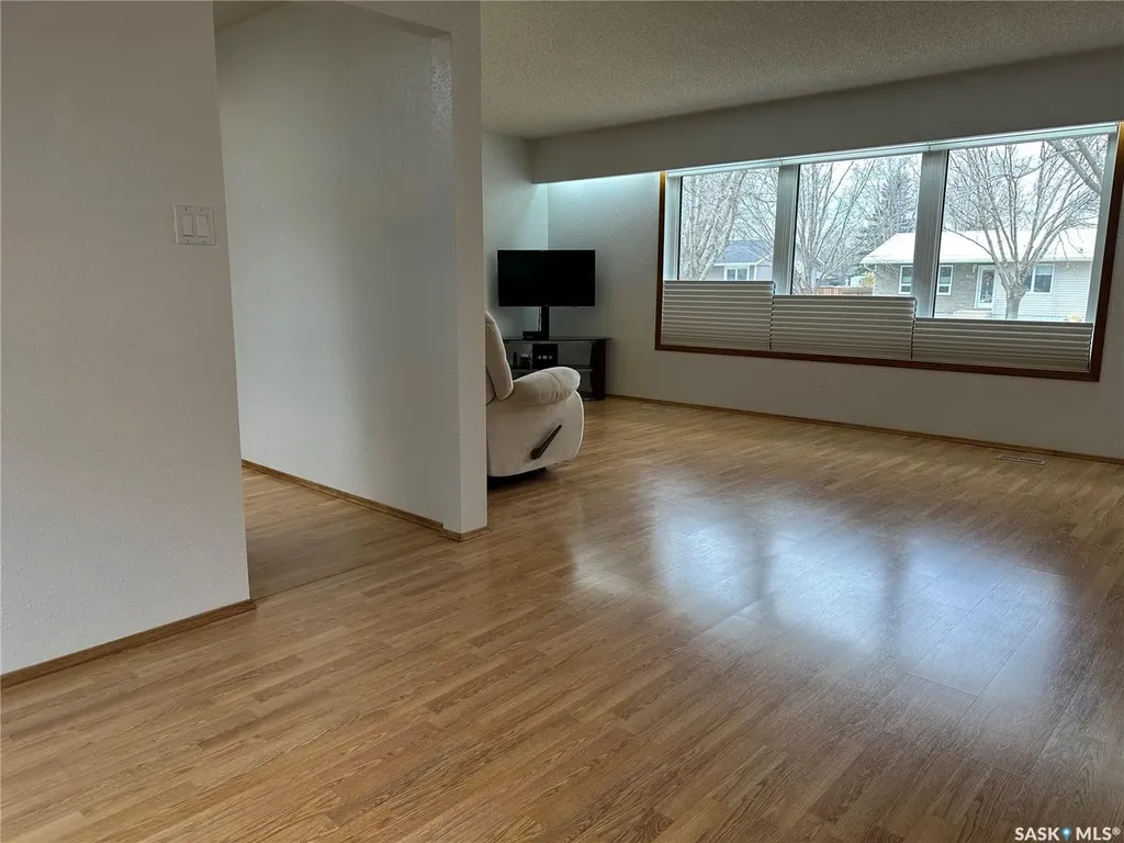 606 Staveley Crescent Weyburn SK S4H 2T6