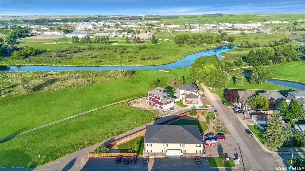 825 Gladstone Street E Swift Current SK S9H 5P1