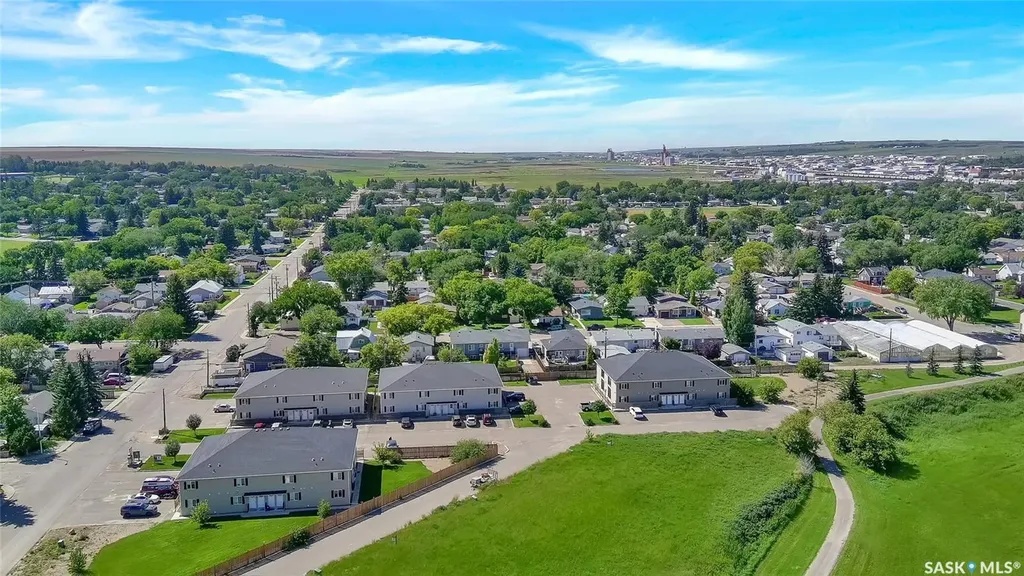 825 Gladstone Street E Swift Current SK S9H 5P1