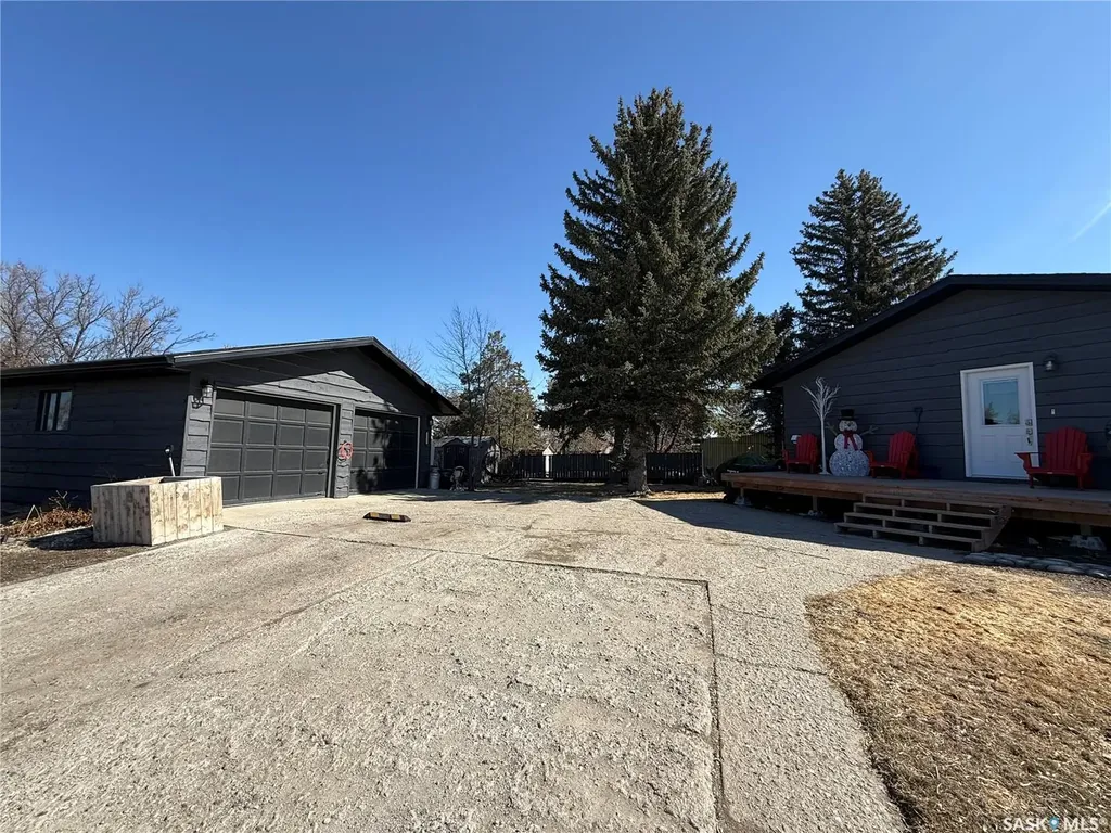 201 4th Avenue SE Eston SK S0L 1A0