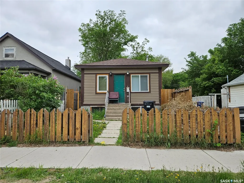 131 M Avenue S Saskatoon SK S7M 2K1