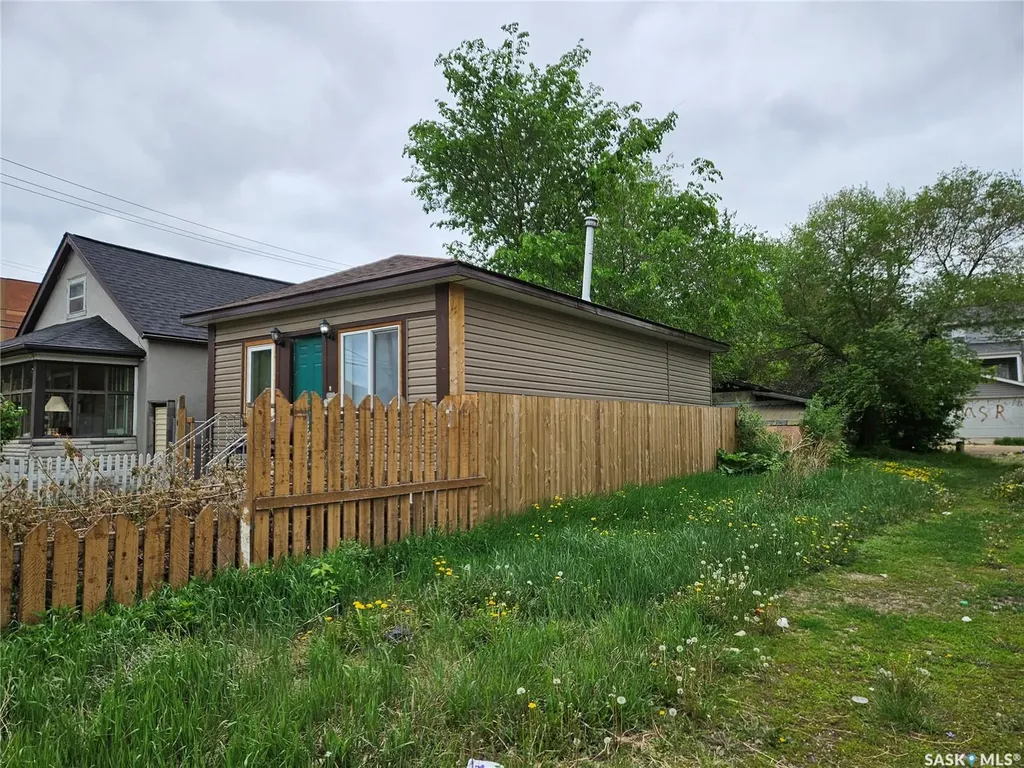 131 M Avenue S Saskatoon SK S7M 2K1
