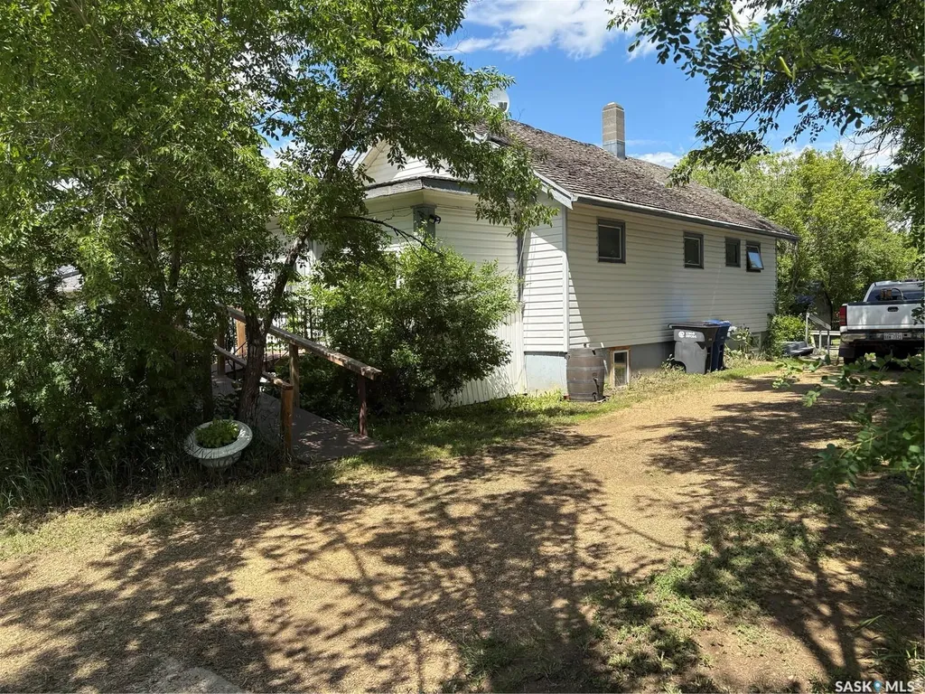 11 4th Street Willow Bunch SK S0H 4K0
