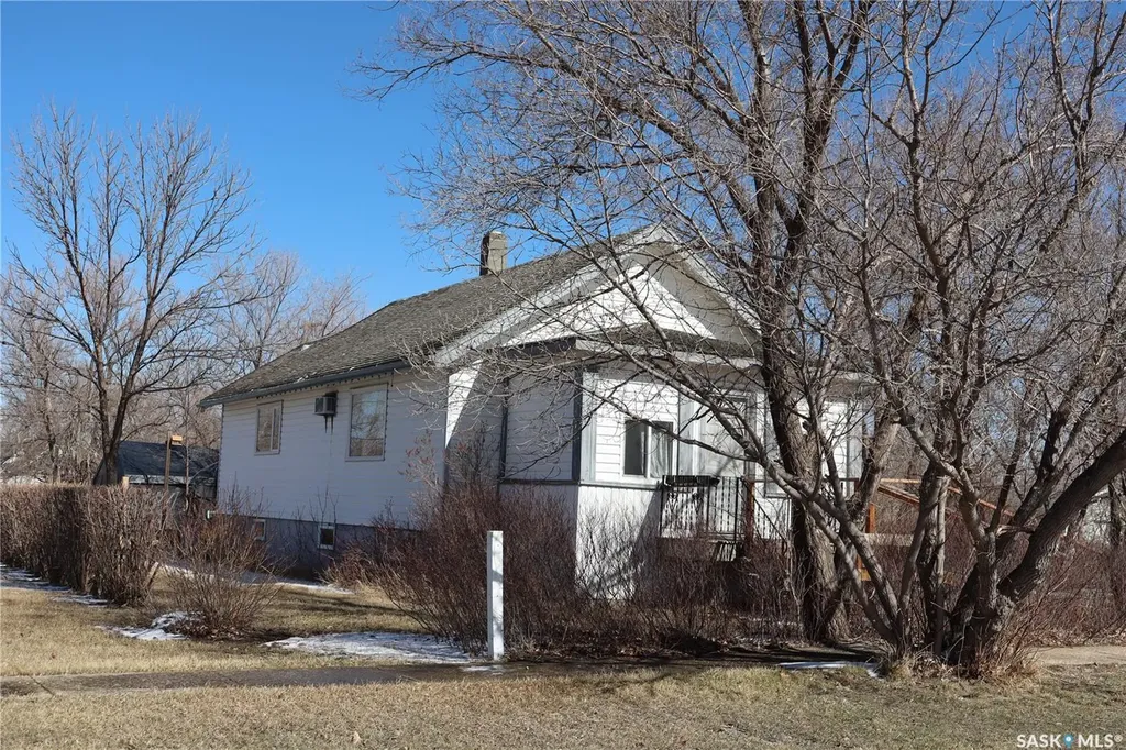 11 4th Street Willow Bunch SK S0H 4K0