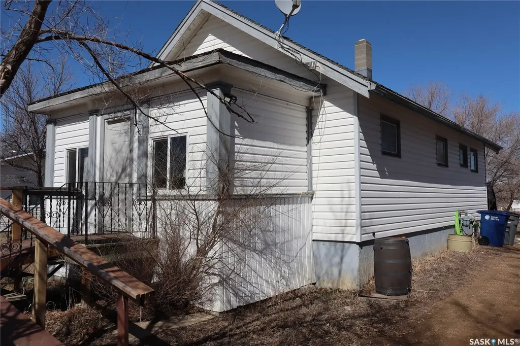 11 4th Street Willow Bunch SK S0H 4K0