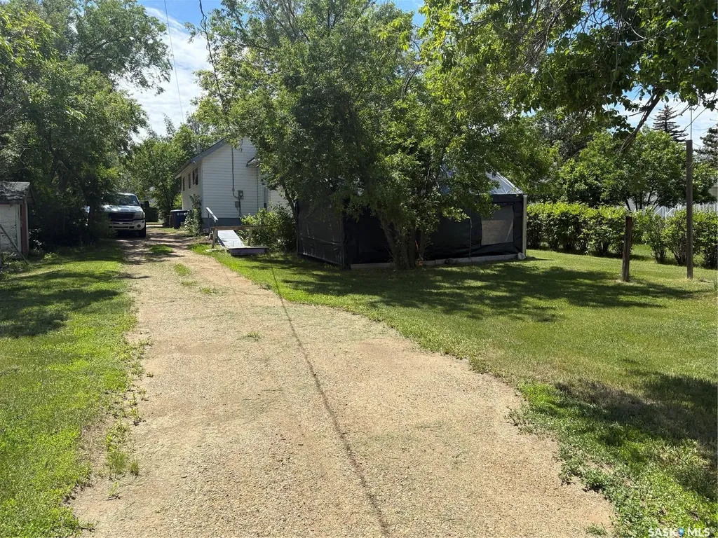 11 4th Street Willow Bunch SK S0H 4K0