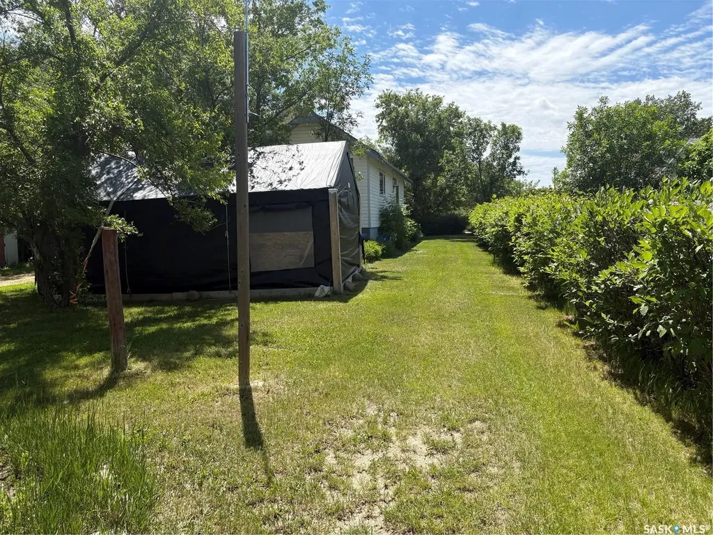 11 4th Street Willow Bunch SK S0H 4K0