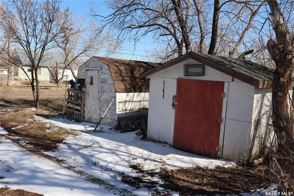 11 4th Street Willow Bunch SK S0H 4K0
