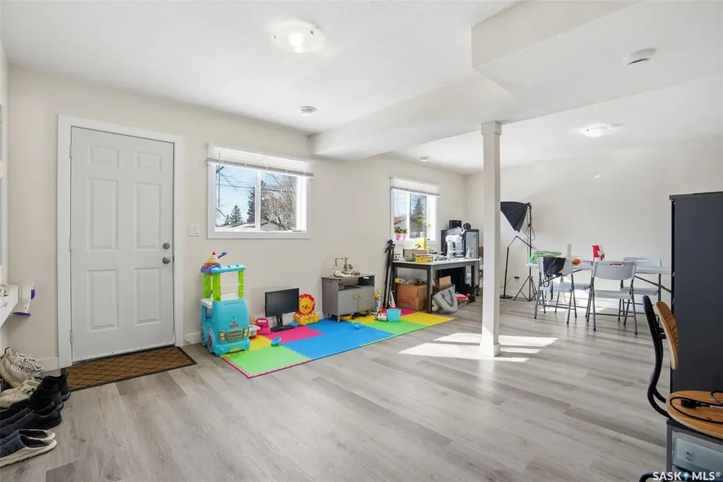 505 L Avenue N Saskatoon SK S7L 2P8