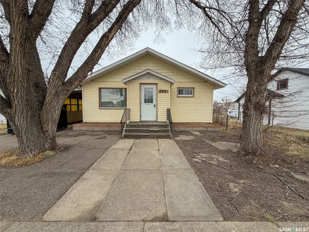 244 Maple Street Gull Lake SK S0N 1A0