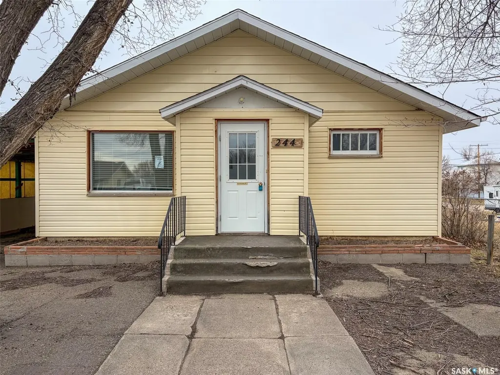 244 Maple Street Gull Lake SK S0N 1A0