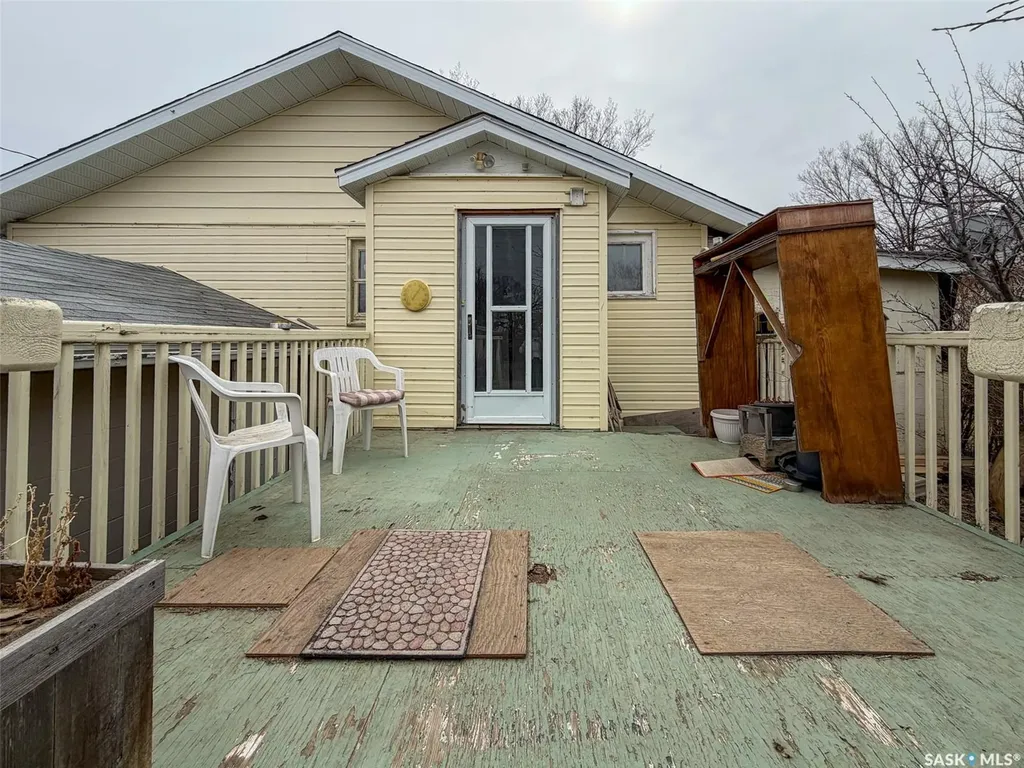 244 Maple Street Gull Lake SK S0N 1A0